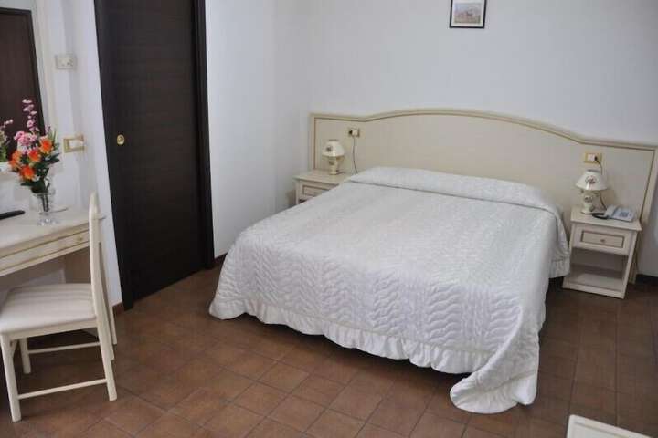 Room 28 of 44