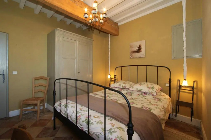 Room 4 of 18