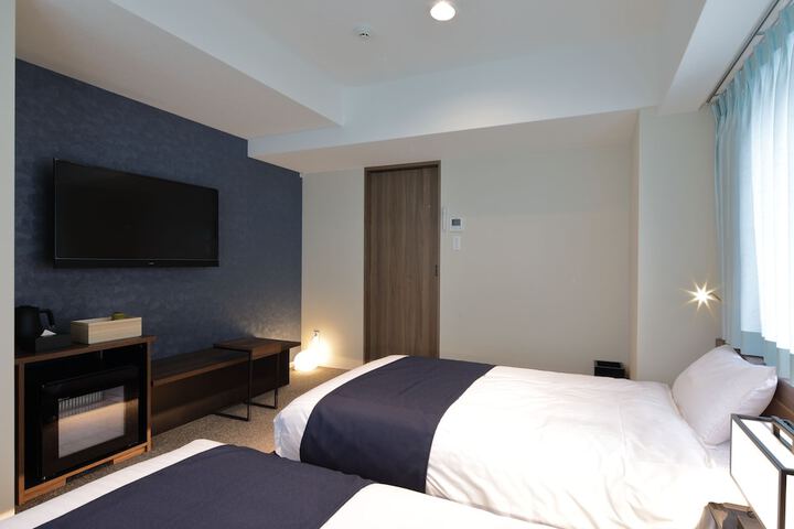 Room 6 of 16