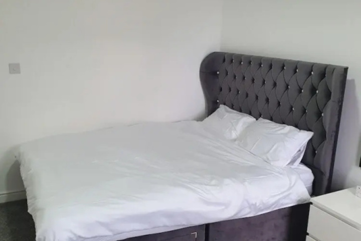 Room 6 of 10