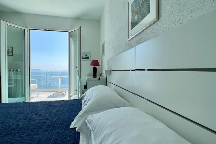 Room 12 of 37