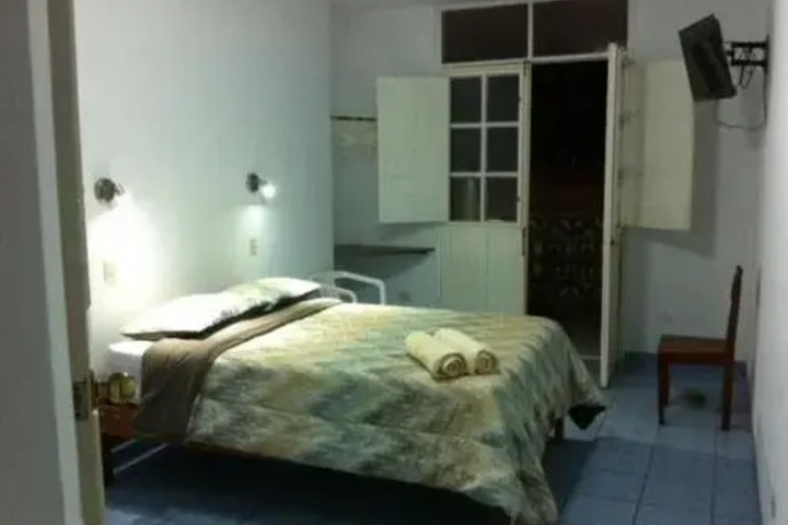 Room 6 of 8