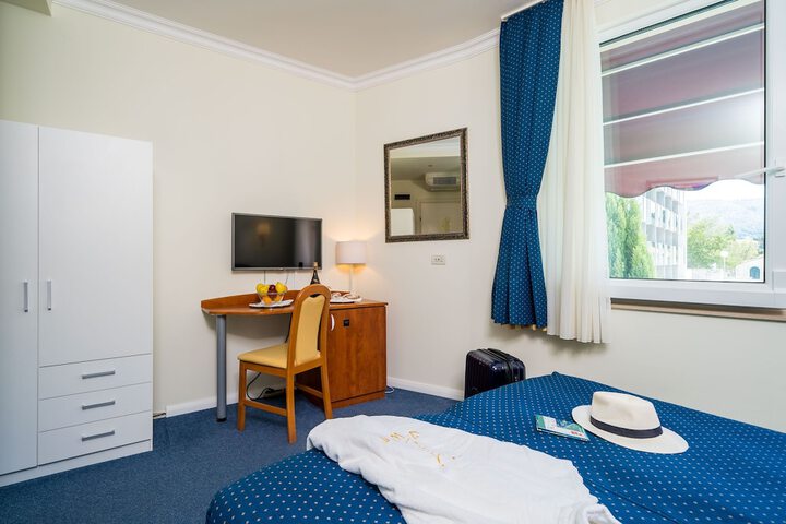 Room 10 of 53