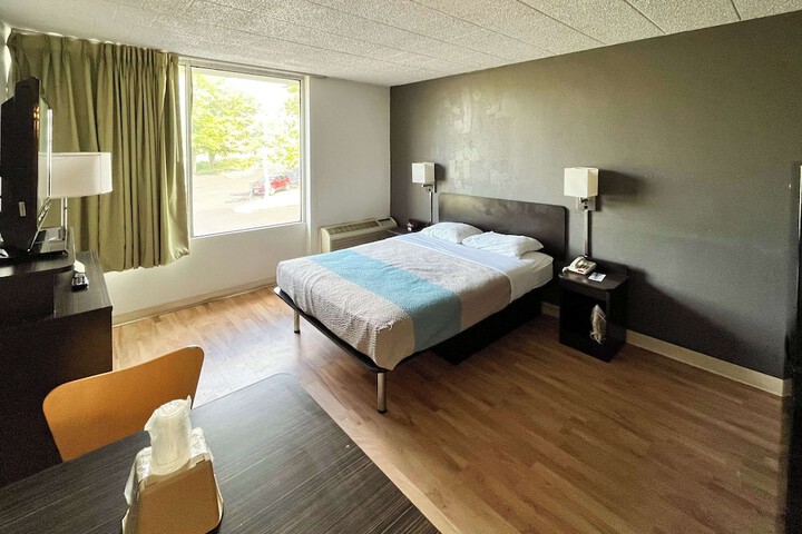 Room 8 of 33