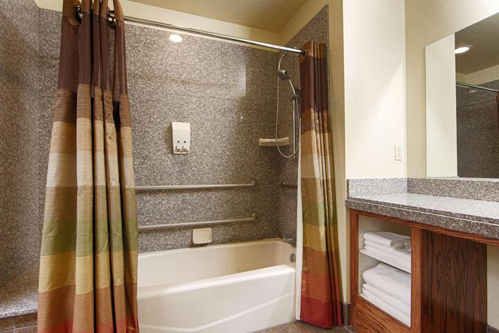 1 Queen Bed High Speed Internet Accessible Coffee Maker, Hairdryer Iron and Ironing Board Full Breakfast (14 of 17)