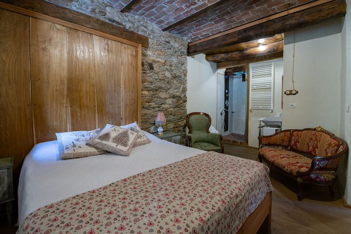 Room 8 of 18