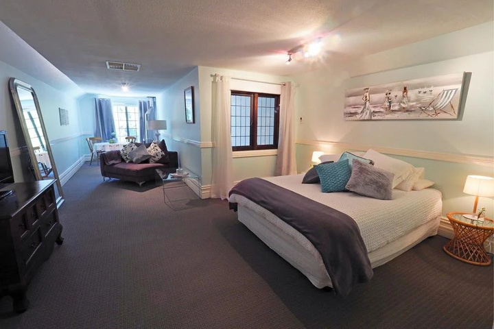 Room 6 of 10