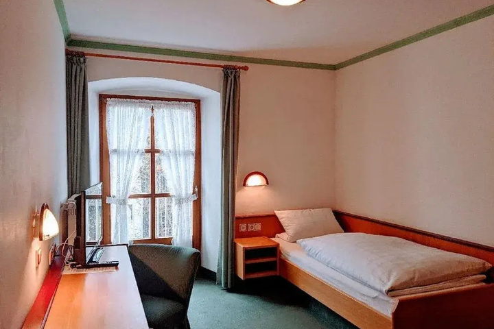 Room 5 of 16