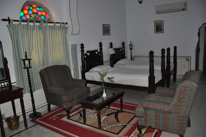 Room 6 of 33