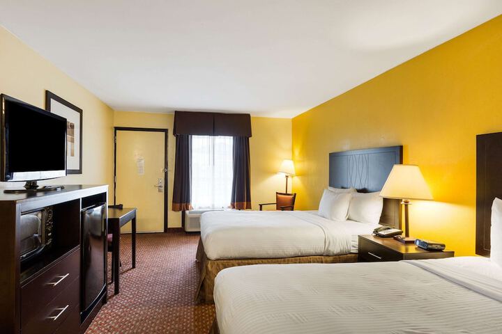 2 Double Beds (7 of 15)
