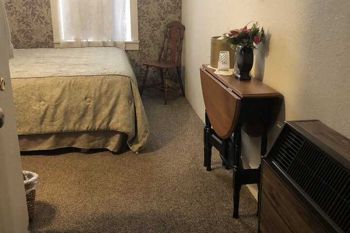 1 Queen Bed (10 of 21)
