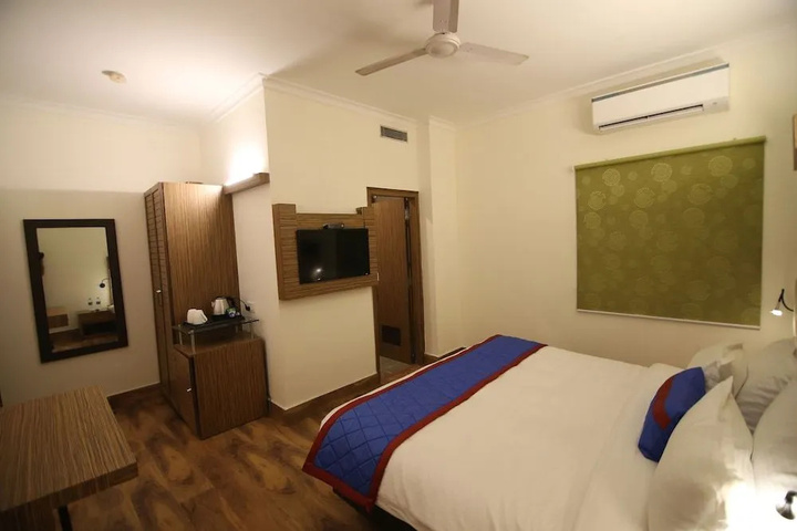 Room 6 of 17