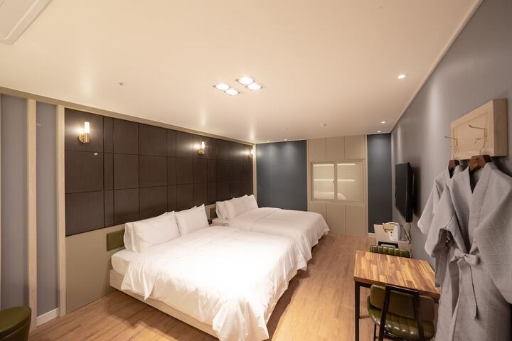 Room 10 of 28