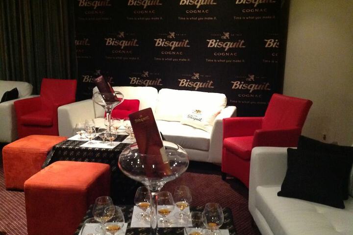 Lounge 54 of 59
