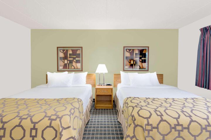 1 Queen Bed Accessible Room (6 of 17)