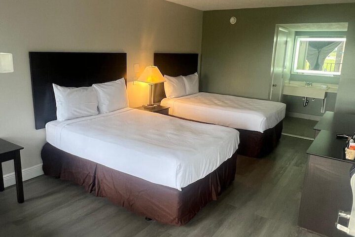 2 Queen Beds (1 of 5)