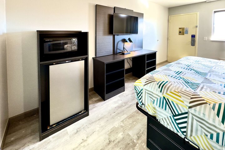 1 King Bed Micfridge (3 of 24)