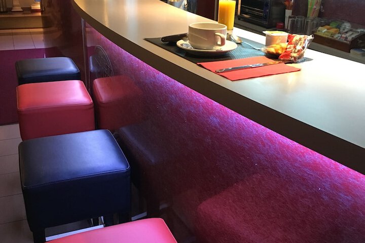 Lounge 51 of 64