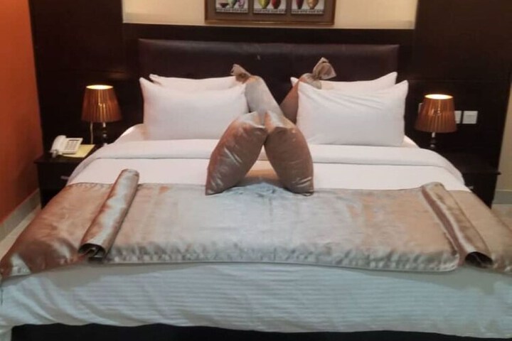 Room 6 of 17