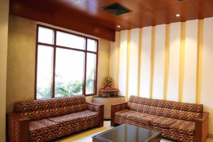 Lounge 28 of 37