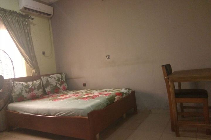 Room 6 of 16