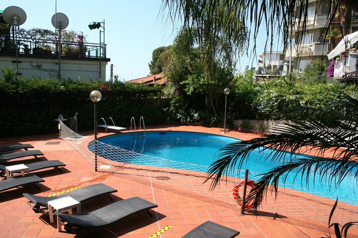 Pool 42 of 68