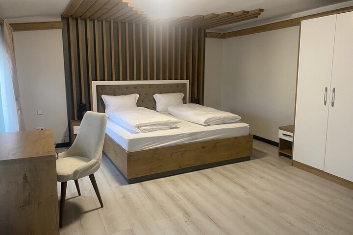 Room 4 of 7