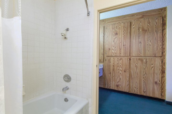 Room 6 of 19