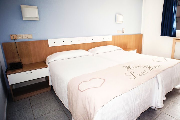 Room 4 of 76