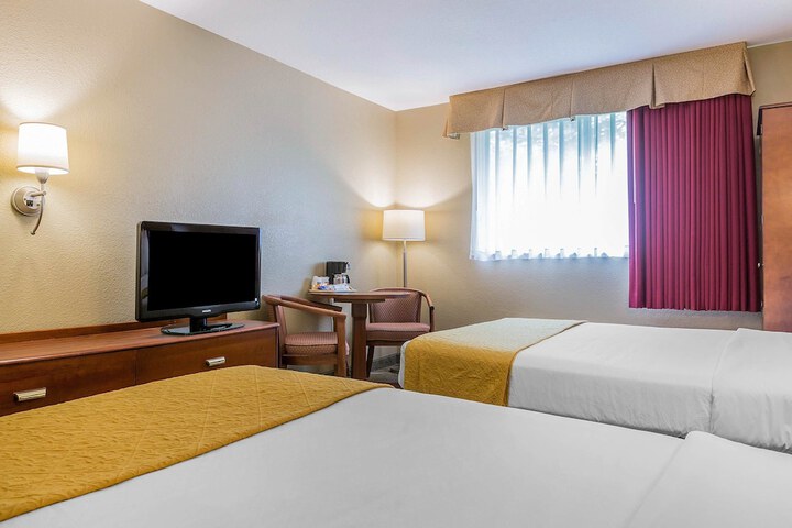 2 Double Beds (3 of 18)