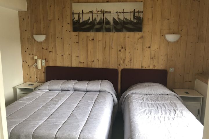 Room 10 of 28