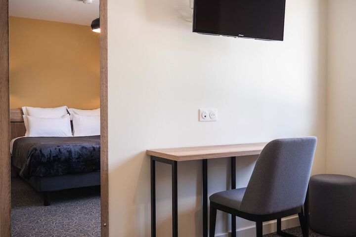 Room 11 of 32