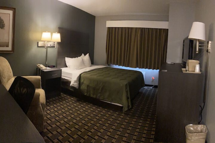 1 Queen Bed (9 of 19)