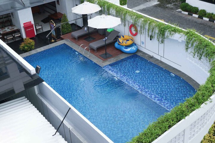 Hotel with Pool