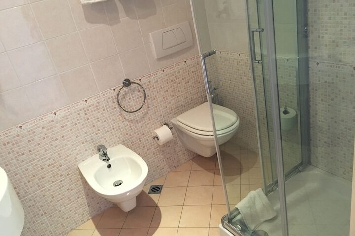 Room 7 of 18