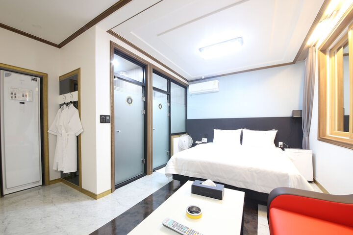 Room 8 of 11