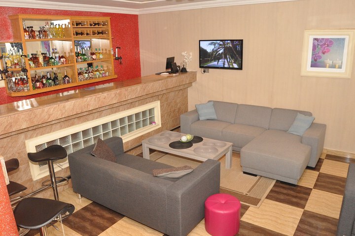 Lounge 25 of 30