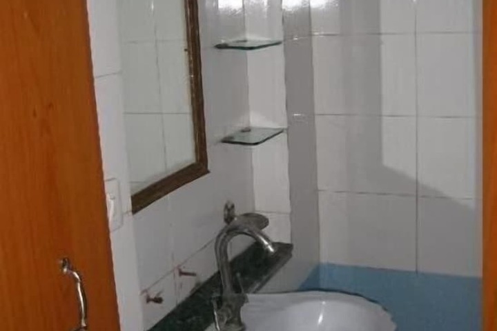 Room 13 of 36