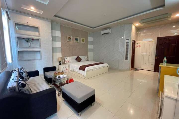Room 5 of 8