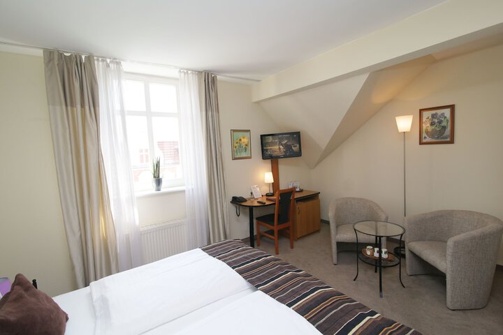 Room 11 of 34