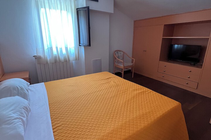 Room 12 of 50