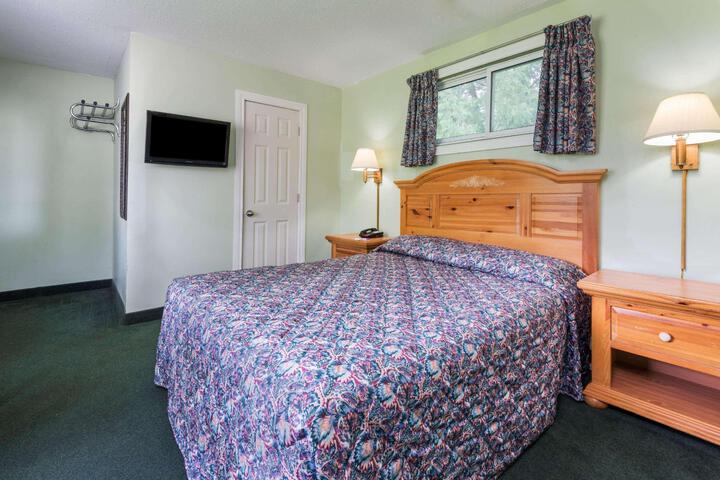 1 Queen Bed (3 of 11)