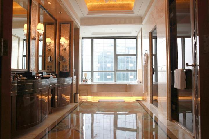 Room 32 of 62