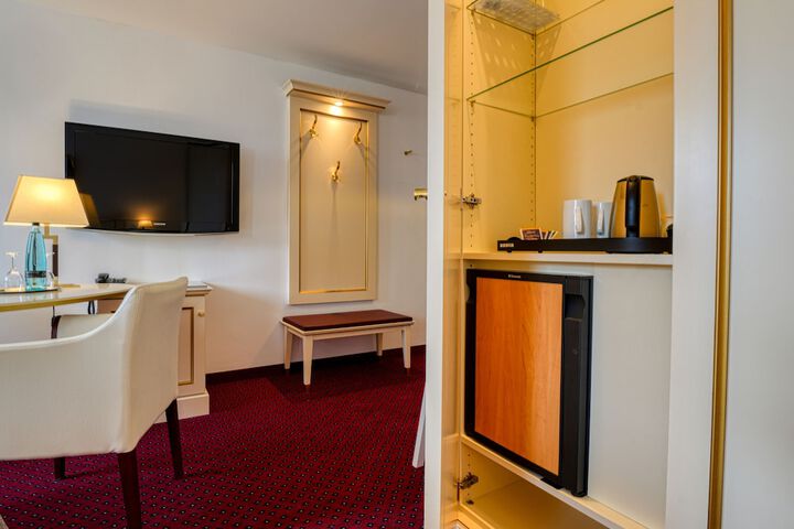 Room 8 of 77