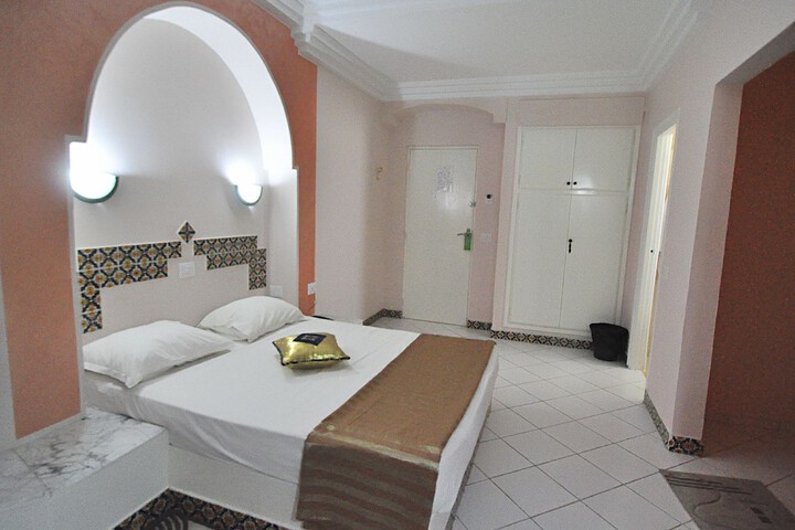 Room 8 of 90