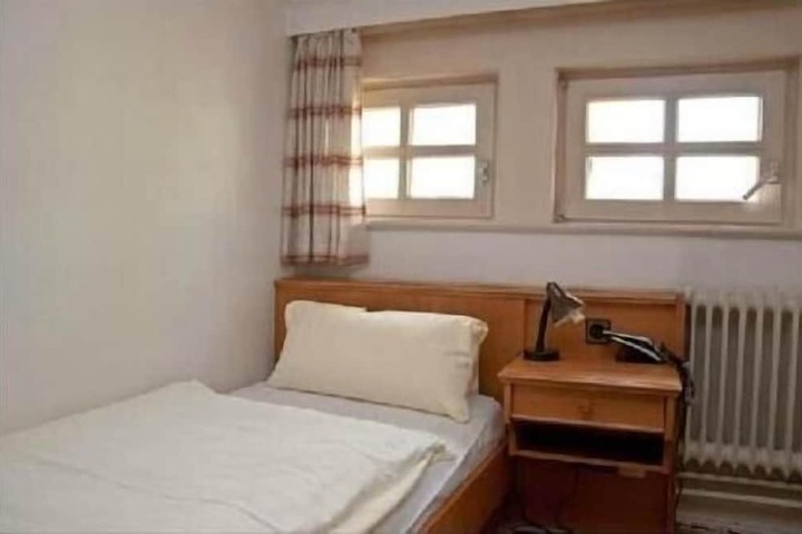 Room 6 of 18