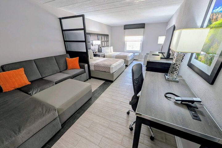 Room 11 of 32