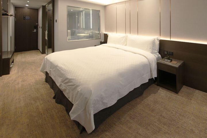 Room 7 of 32