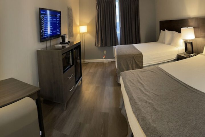 2 Queen Beds (2 of 6)