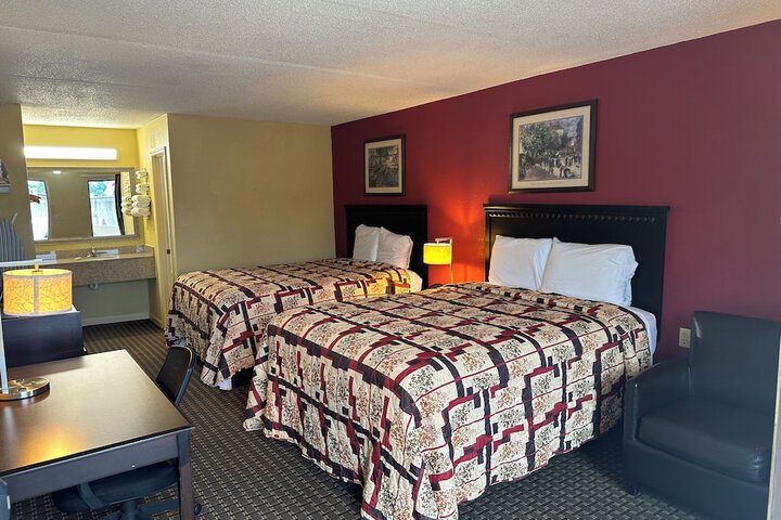 2 Queen Beds (8 of 17)